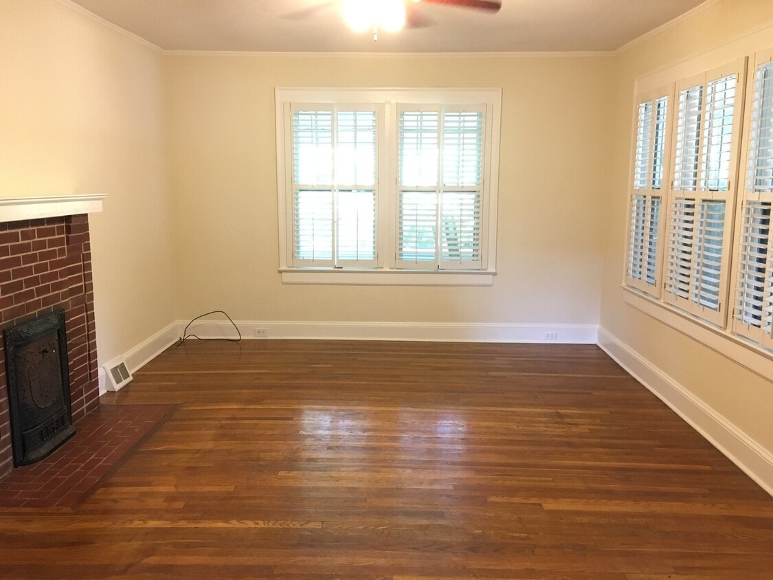 Building Photo - 2BR/2BA home on Peace Haven Rd, Convenient...
