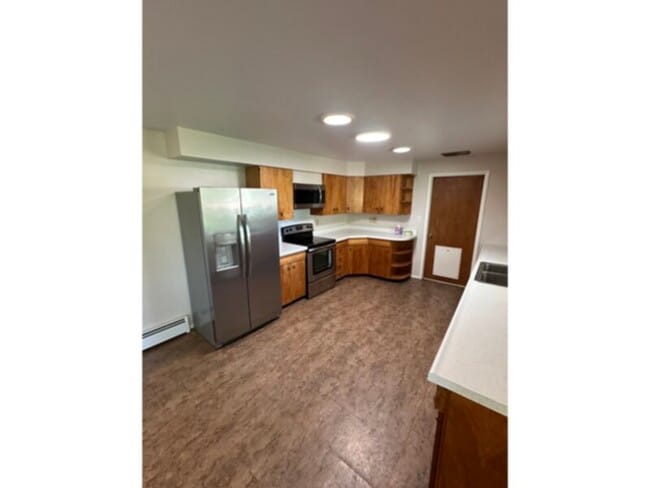 Building Photo - CUTE 3 BED, 2 BATH HOUSE Spacious inside a...