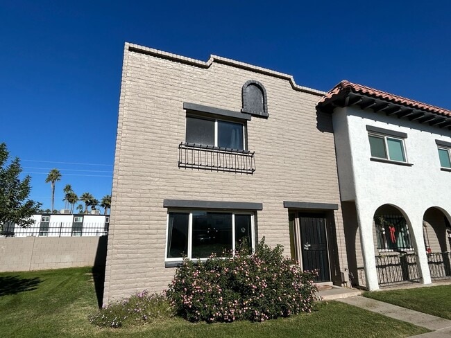 Photo - 2927 E Fairmount Ave Townhome