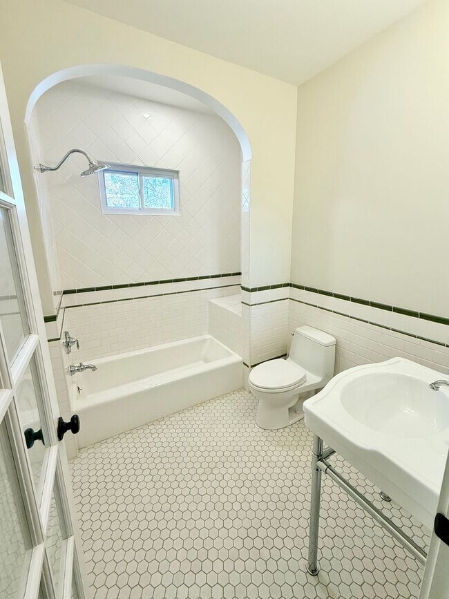 Foto del edificio - Fully Renovated 2 Bed, 2 Bath Apartment + Den Near UNR – Unit 2