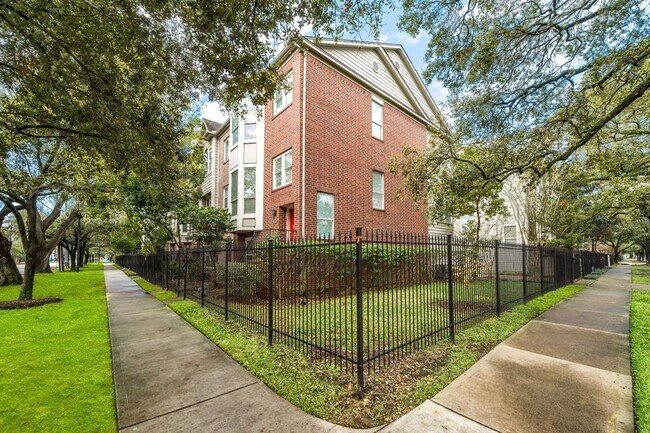 Building Photo - 2904 La Branch St