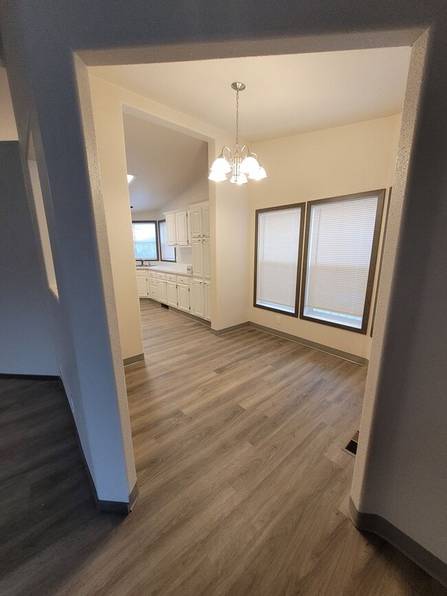 Building Photo - 3Bed : 2Bath Home with 2 Car Garage and Ac...