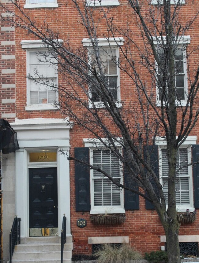 Foto del edificio - Old World Charm Second-Floor Apartment