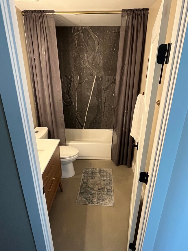Guest bath - 3041 E Yucca St