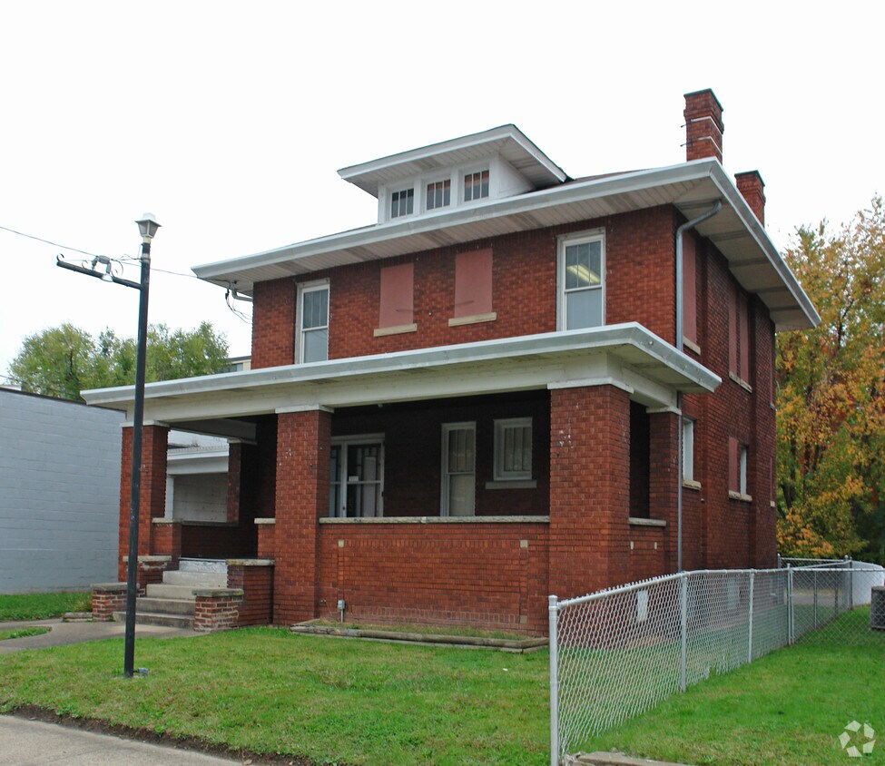 Building Photo - 706 Virginia St W