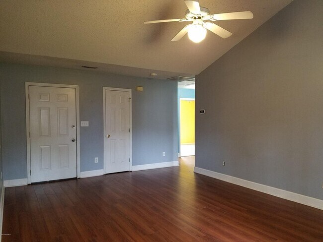 Foto del edificio - 418 Eucalyptus Ln