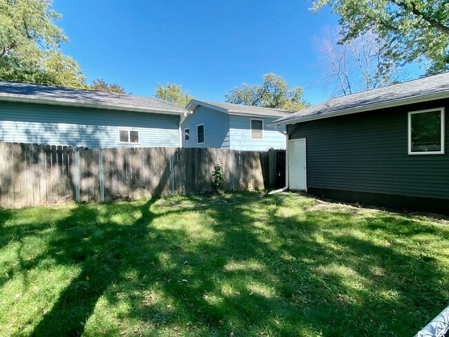 Building Photo - Beedle Duplex (231/233)