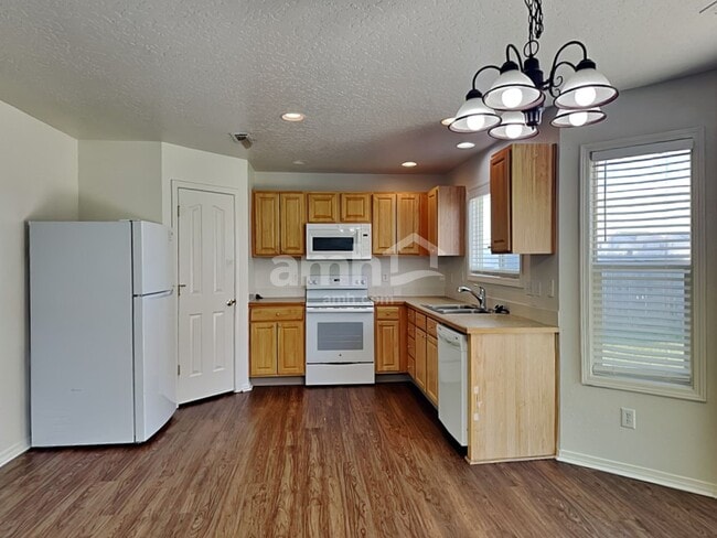 Building Photo - 1285 N Meadowhills Ave