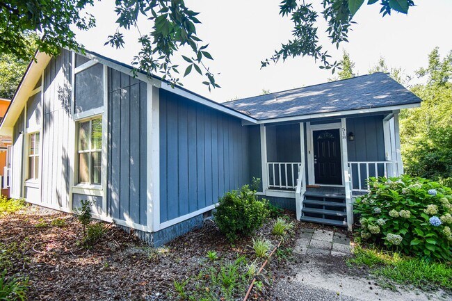 Building Photo - 3 Bedroom 2 Bathroom Home with Large Deck-...