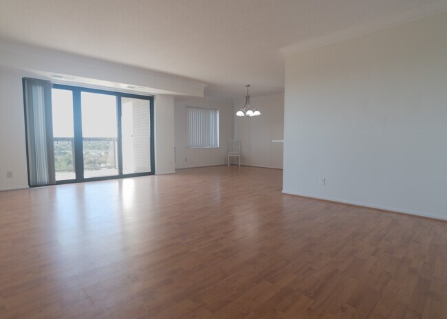 Building Photo - 203 Yoakum Pky
