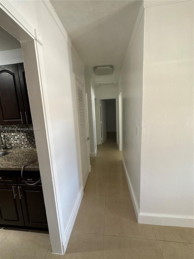 Building Photo - 621 NE 2nd Pl