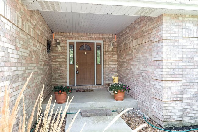 Building Photo - 1058 W Longfellow Dr