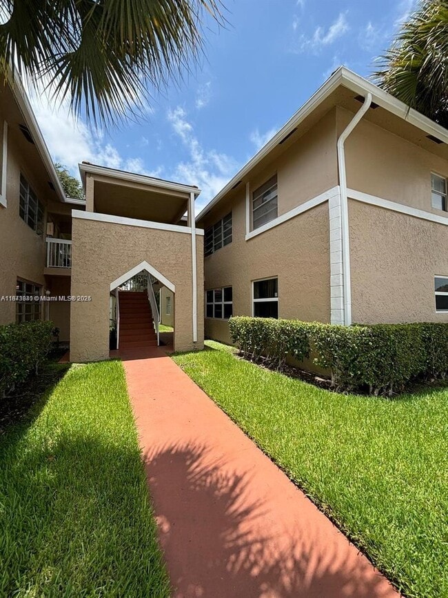 Building Photo - 824 Twin Lakes Dr
