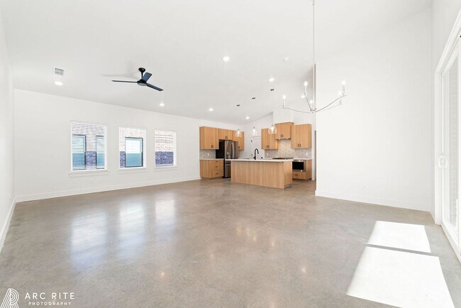 Foto del edificio - Pre-Leasing Summer of 2025!! High End Luxu...