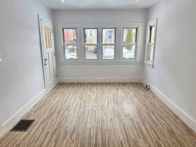 Foto del edificio - 112 Hawthorne Ave