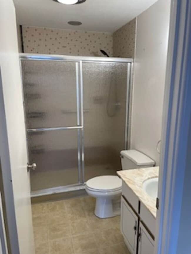 Building Photo - Oversized 2 bedroom unit in prime location