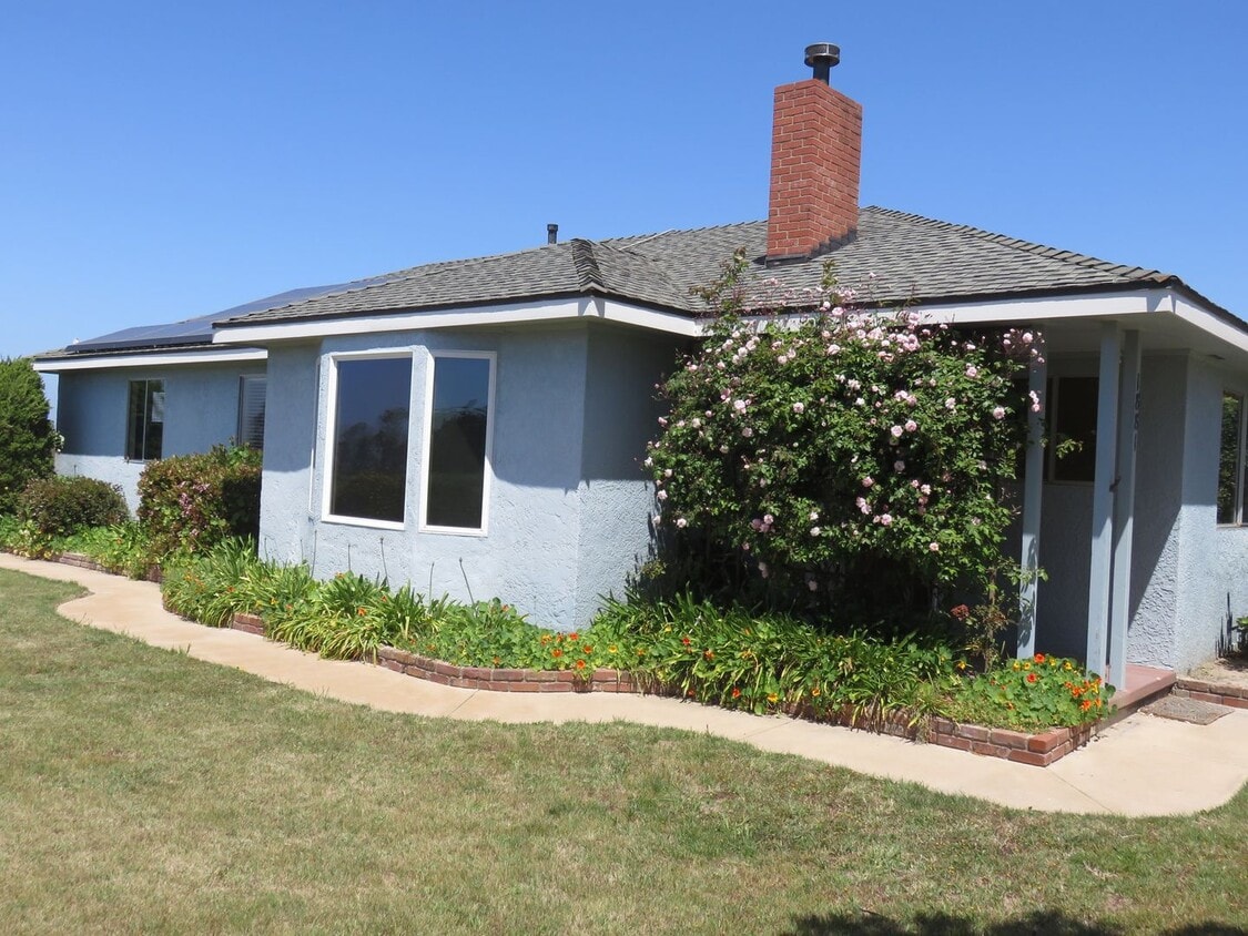 Foto principal - 2bd/2ba + 1bd/1ba country living home