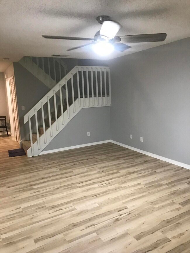 Building Photo - 303 SE Castle Ct