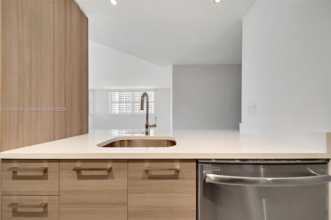 Foto del edificio - 1756 N Bayshore Dr