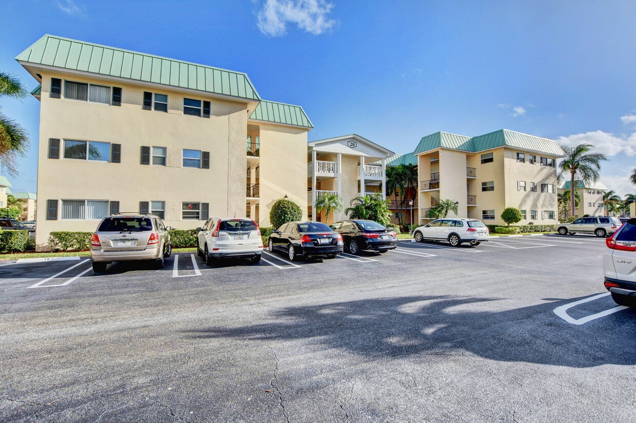 29 Colonial Club Dr Unit 202, Boynton Beach, FL 33435 Condo for Rent