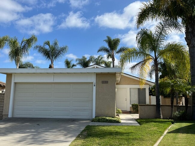 Building Photo - RECENTLY REFURBISHED  SINGLE STORY HOUSE W...