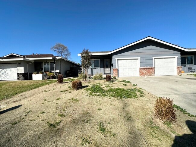 Building Photo - Charming 2 bedroom and 1 bath Duplex in Sacramento