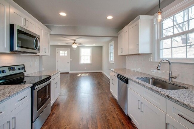 Building Photo - "Charming 3-Bed, 3-Bath Gem on Booker Stre...