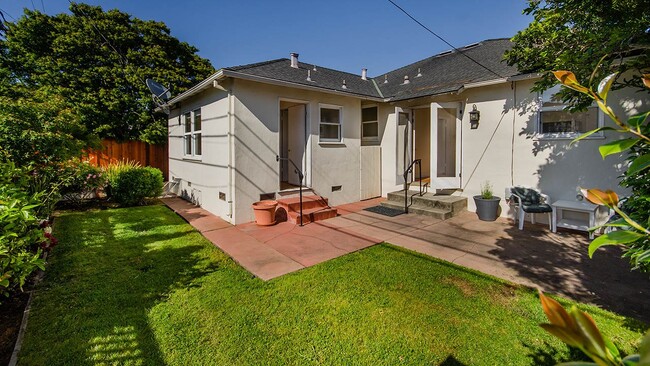Building Photo - 909 Fleetwood Dr