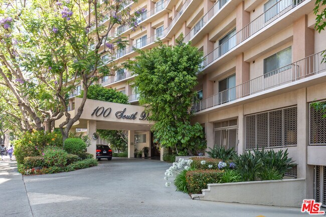 Foto del edificio - 100 S Doheny Dr