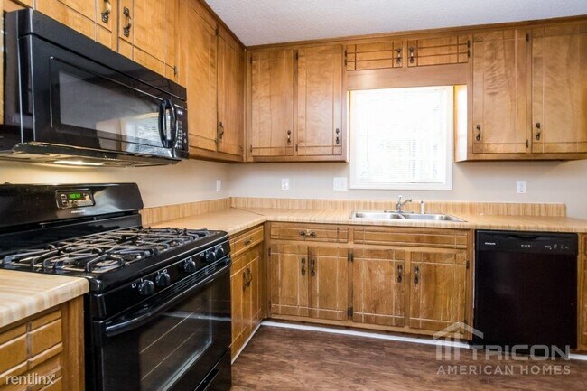Building Photo - 1025 Brenton Dr NW
