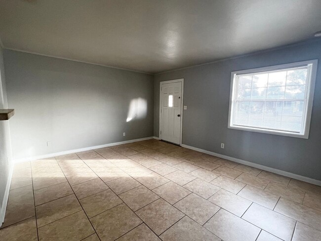 Building Photo - Large Single Family Home Available Now!