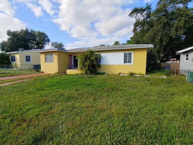 Foto del edificio - 1465 NE 149th St