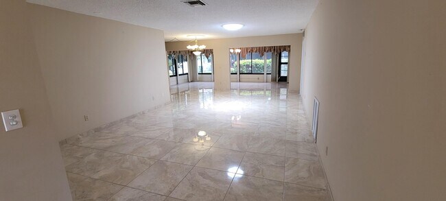 Foto del edificio - 6060 Baywood Ln