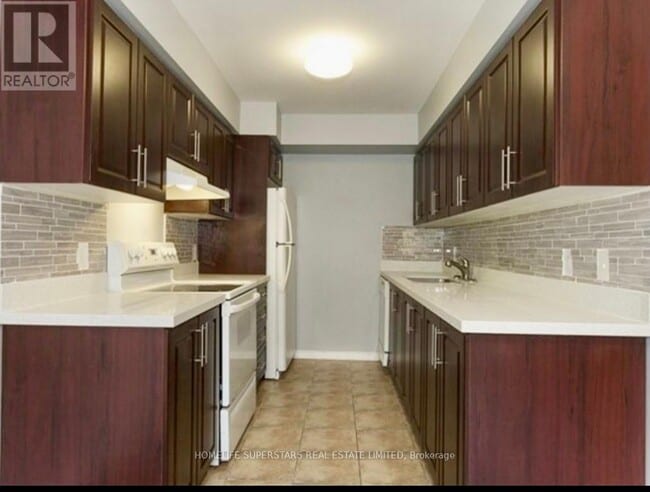 Building Photo - 4975-4975 Southampton Dr