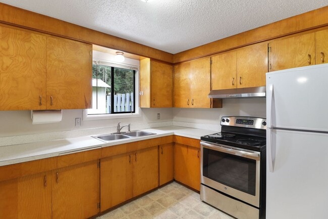 Building Photo - 2 Bed 1 Bath - Garage - Storage Shed - Pet Friendly - NAS Whidbey