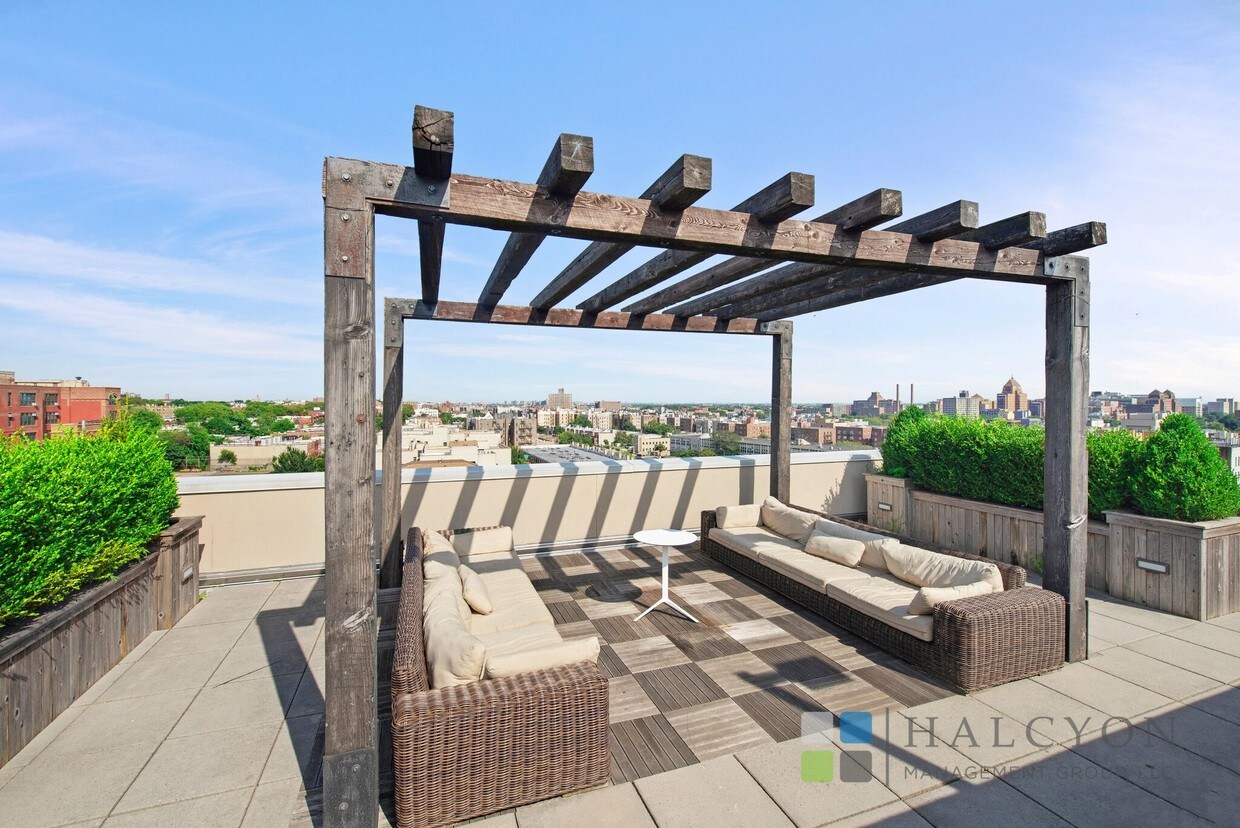 Foto principal - 301 Sullivan Pl