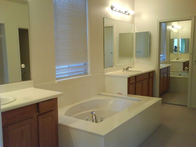 Foto del edificio - 957 Desmet Ln