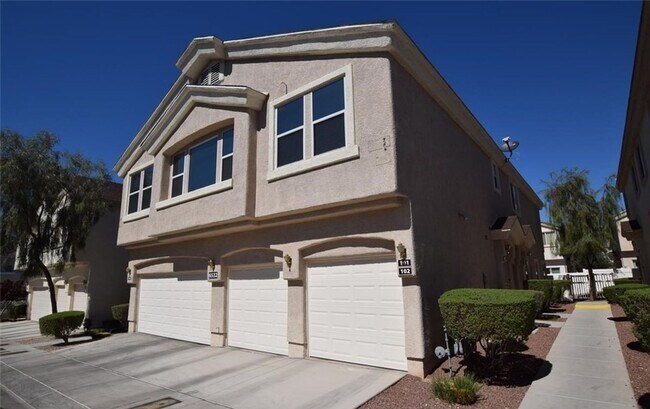 Building Photo - Cute 2 bed 2 bath townhouse with 1 car garage and washer and dryer in unit