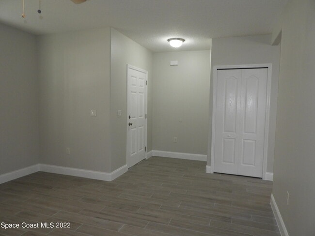 Foto del edificio - 583 Hollow Glen Dr