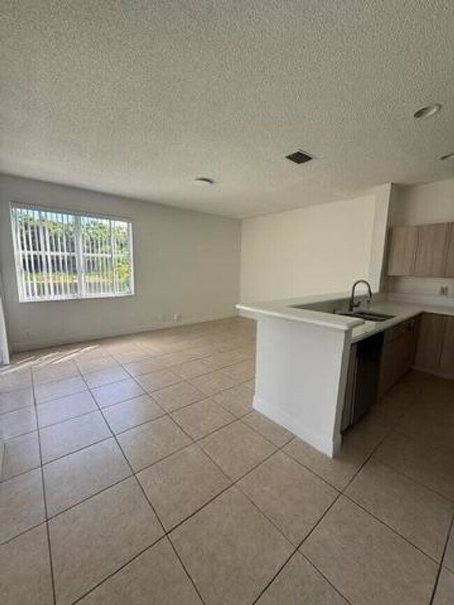Building Photo - 686 Lone Pine Ln