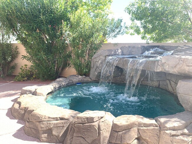 Foto del edificio - SPACIOUS & ELEGANT LIVING IN THIS GATED HE...