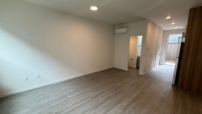 Building Photo - Modern 2-Bedroom Apartment in Gated N Port...