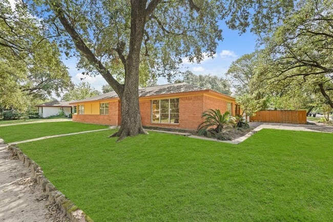 Building Photo - 8602 Robindell Dr