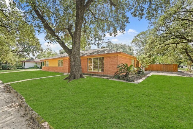 Foto del edificio - 8602 Robindell Dr