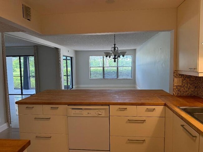Foto del edificio - 2320 S Cypress Bend Dr