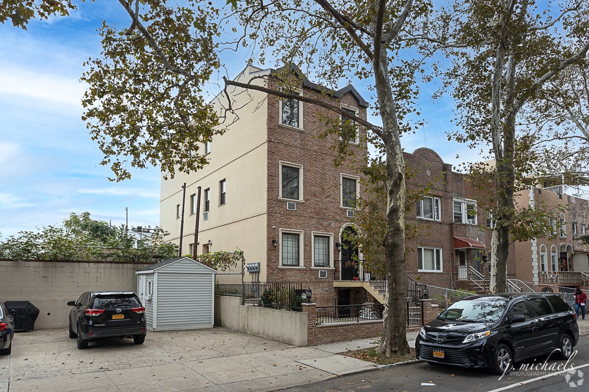 Building Photo - 2111 35th St
