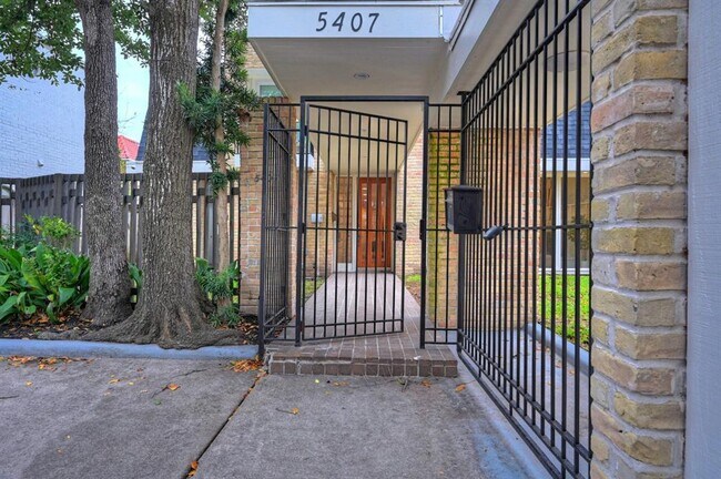 Foto del edificio - 5407 John Dreaper Dr