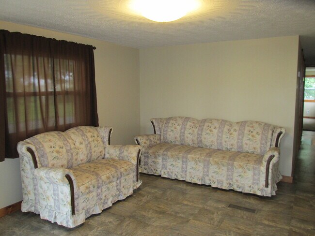 Foto del edificio - 4124 MacDougall Rd