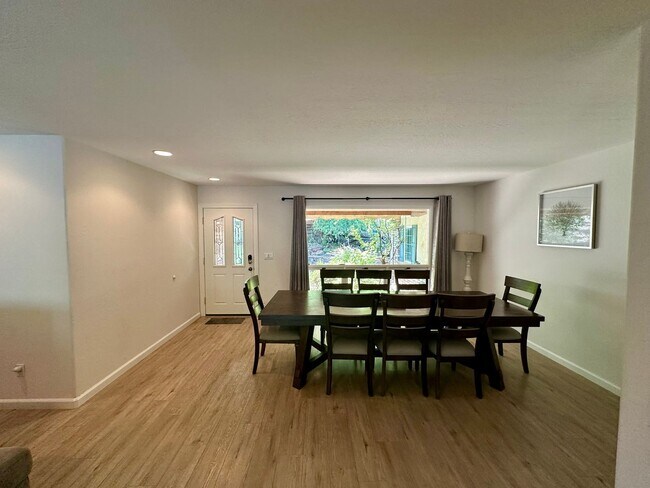 Foto del edificio - Stunning 4 Bedroom 3 Bathroom House with a...