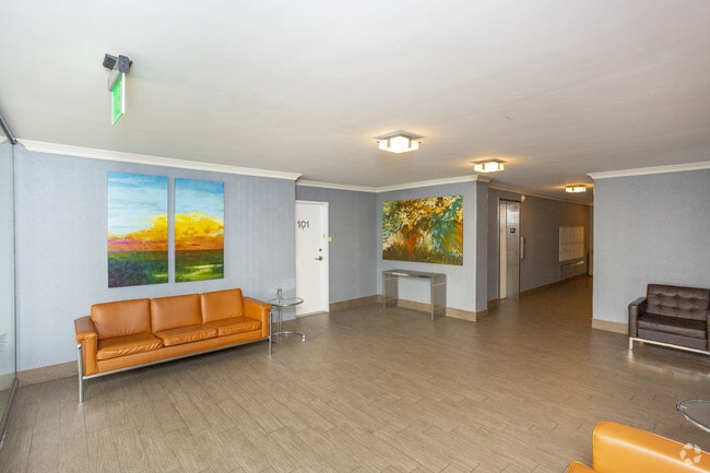 Lobby Photo - 468 South Roxbury